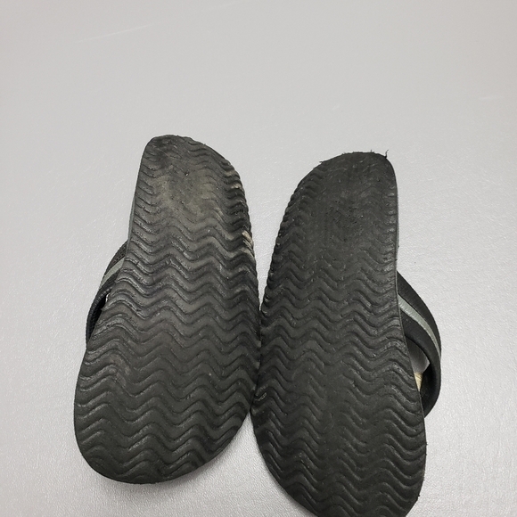 3/$15 Boys wave zone flip flops size 13 - Picture 6 of 9